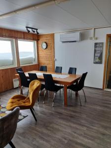 ModrudalurFjalladýrð Hostel的一间会议室,配有木桌和椅子