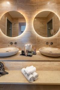 帕尔加ISAVORIA ECO CHIC RESORT的浴室设有2个水槽和2个镜子