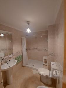 拉安蒂拉Aguamarina, cerca de todo的浴室配有卫生间、浴缸和水槽。