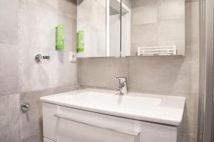尼尔堡纽伦堡顶点酒店的浴室设有白色水槽和镜子