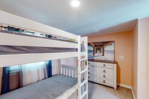 大洋城Montego Bay - Atlantic 13300的一间带两张双层床和梳妆台的卧室