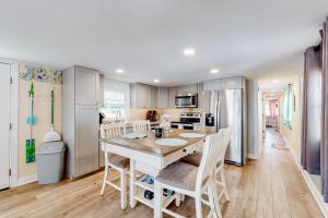 大洋城Montego Bay - Atlantic 13300的厨房配有桌椅和冰箱。