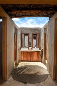 帕杰Dar Mar Hostel & Coworking的一间带两个盥洗盆和大地毯的浴室