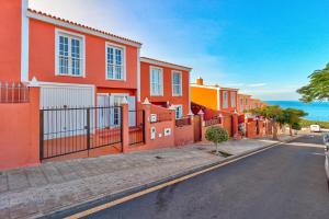 圣胡安海滩Bonita Casa Nina的街道边的一排橙色房子