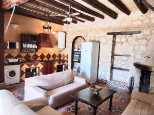 奥苏纳Casas Rurales Las Viñas的客厅配有沙发和桌子