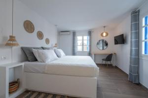 波罗斯Luxury Apartment En Lefko的白色的卧室设有白色的床和窗户。