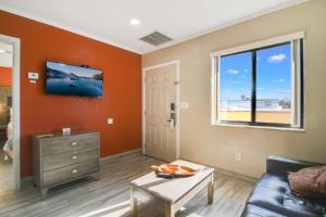 可可比奇安东尼海滩汽车旅馆的带沙发和窗户的客厅