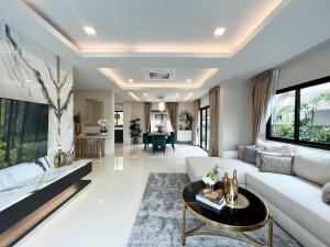 班怀雅Southern Peak Pool Villa Huay Yai Pattaya的客厅配有白色的沙发和桌子