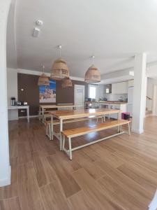 卡斯特罗赫里斯La Rinconada的大房间设有木桌和厨房