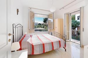 斯波托尔诺Attico Cielo e mare的一间卧室设有一张床和一个大窗户