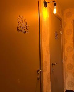 Westvleteren赫特利希热诺酒店的浴室门上标有房子里最好的座位的标志