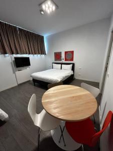 塞格拉泰Fasthotel Linate的配有桌椅和床的房间
