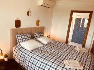 Muntanya la SellaDenia Dream Seaview Golf, Tennis & Beach Villa的一间卧室配有一张带 ⁇ 子毯子的床