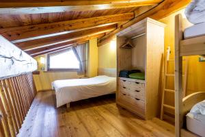 马莫拉Civico 1的一间小卧室,配有一张床和一张双层床