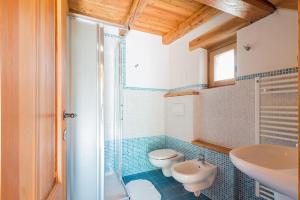 马莫拉Civico 1的一间带卫生间和水槽的浴室