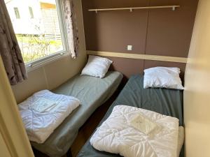圣乔治-德迪多讷Mobilhome 6 personnes的小型客房 - 带2张床和窗户