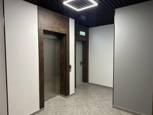 基辅伊利斯酒店的大楼内带三部电梯的走廊