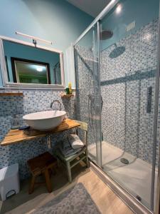 法布里亚诺B&B Casa Caporali的一间带水槽和淋浴的浴室