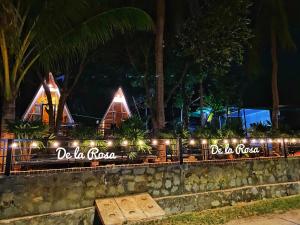 昆岛Homestay De la Rosa - Côn Đảo的夜间有灯的度假胜地