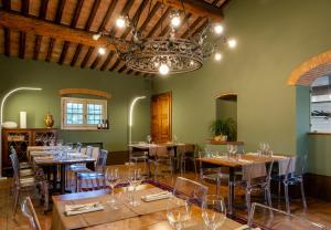 皮斯托亚阿格里图里斯圣罗科酒店的一间带桌椅和吊灯的用餐室