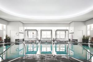 瓦尔贝里瓦贝格斯库斯特酒店的一座带椅子和水的游泳池