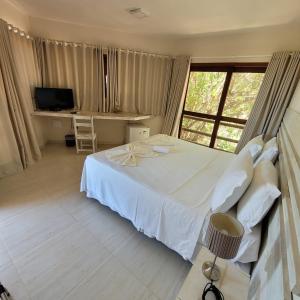 圣米格尔-杜戈斯托苏RANCHO GOSTOSO POUSADA的卧室配有白色的床和窗户。