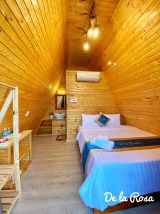 昆岛Homestay De la Rosa - Côn Đảo的小木屋内一间卧室,配有两张床