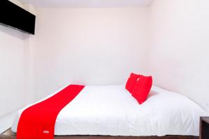 圣克里斯托瓦尔-德拉斯卡萨斯OYO Hotel La Luna的床上有红白毯子