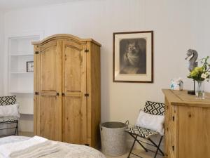 BelladrumThe Retreat的卧室配有木制橱柜,位于床边