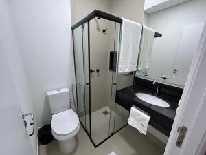 乌贝兰迪亚NANO Suítes的一间带卫生间和水槽的小浴室