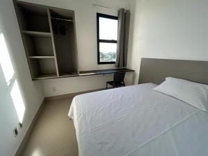 乌贝兰迪亚NANO Suítes的卧室配有白色的床和窗户。