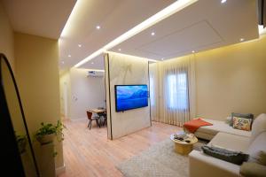 利雅德Spacious and Modern Apartment for Rent in Ergah, Riyadh的带沙发和电视的客厅