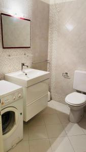 格拉多Condominio Fortino的一间带水槽和洗衣机的浴室