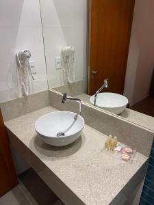 佩尼多POUSADA ESTÂNCIA的浴室的柜台设有水槽和镜子