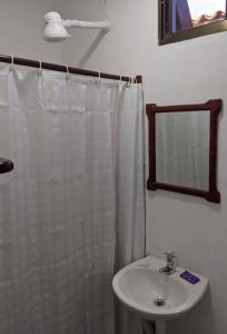 南圣胡安Chale's House Hotel的浴室设有白色的淋浴帘和水槽