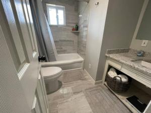 矿泉井城3BR 2BA Home at Cross Timbers的浴室配有卫生间、浴缸和水槽。