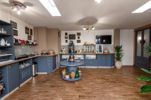 维拉西米乌斯Domo Anna的厨房配有蓝色橱柜和桌子