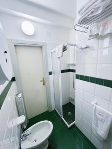伊斯基亚罗塞塔酒店的一间带卫生间和淋浴的浴室