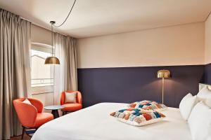 的里雅斯特URBANAUTS STUDIOS Minelli的酒店客房,配有一张床和两把椅子