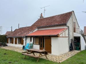 Gargilesse-DampierreCharmante maison berrichonne的前面有一张野餐桌的房子