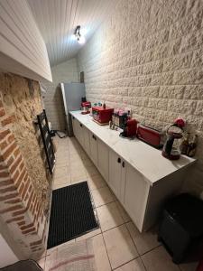 Gargilesse-DampierreCharmante maison berrichonne的厨房设有柜台和砖墙