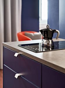 的里雅斯特URBANAUTS STUDIOS Minelli的厨房台面上的一个茶壶