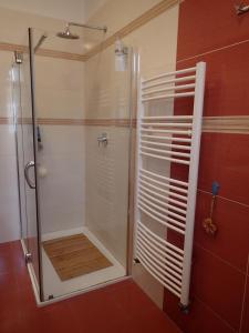 布拉迪斯拉发Superior apartment的浴室里设有玻璃门淋浴