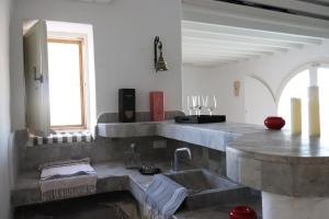 斯法克斯Villa Naïa Domaine Béluga Bounouma kerkennah的厨房设有混凝土水槽和窗户