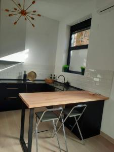 萨莫拉Colon 13的厨房配有木桌和水槽。