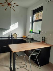 萨莫拉Colon 13的厨房配有木桌和水槽。