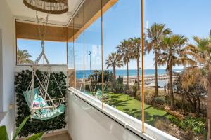 福恩吉罗拉El Rey的客房享有海滩和棕榈树的景致。