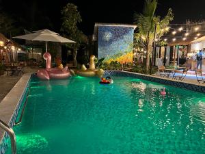 Cái RăngBến Đò Xưa Homestay & Coffee的游泳池,晚上在水中充气