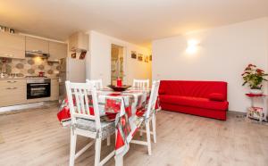 罗马sweet home station的客厅配有桌子和红色沙发