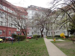 布拉迪斯拉发Superior apartment的大型建筑前的公园